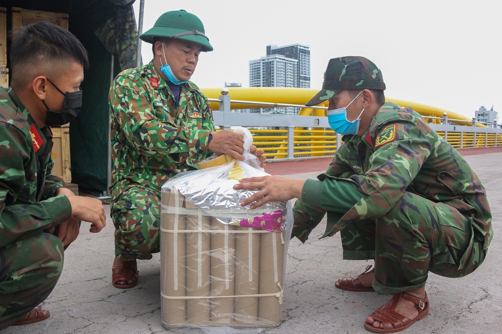 Bên trong trận địa pháo hoa chờ khai hỏa đón giao thừa ở Đà Nẵng - Ảnh 7.