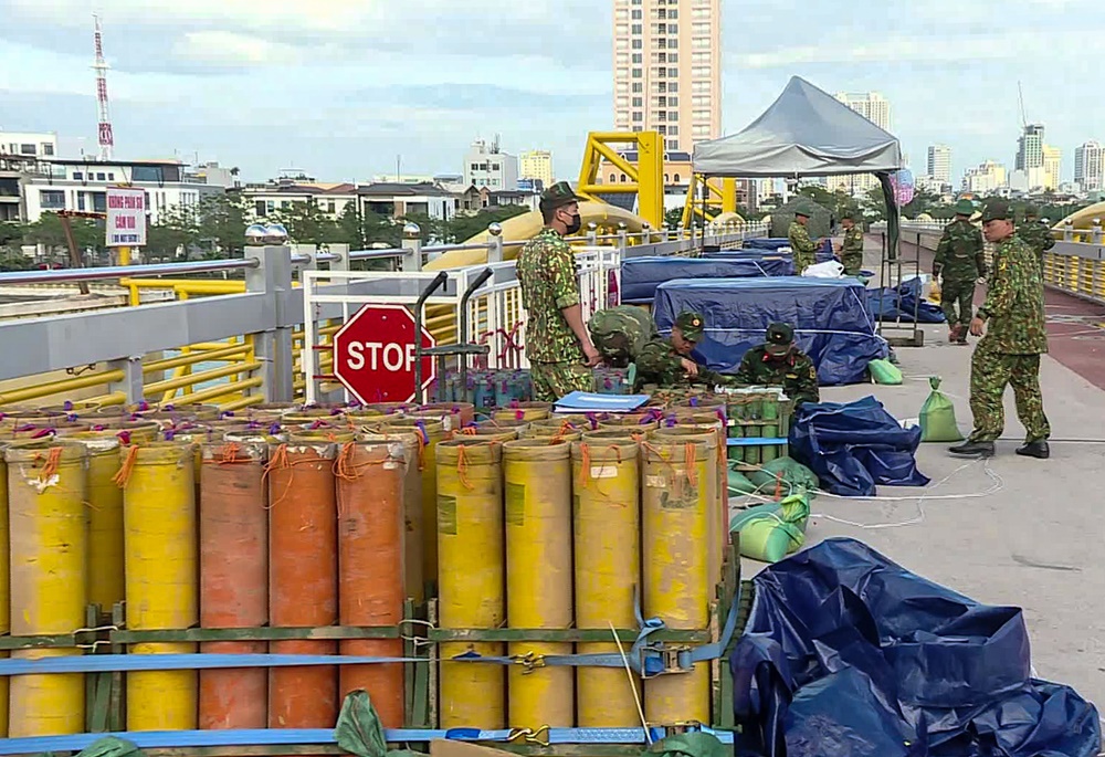 Bên trong trận địa pháo hoa chờ khai hỏa đón giao thừa ở Đà Nẵng - Ảnh 2.