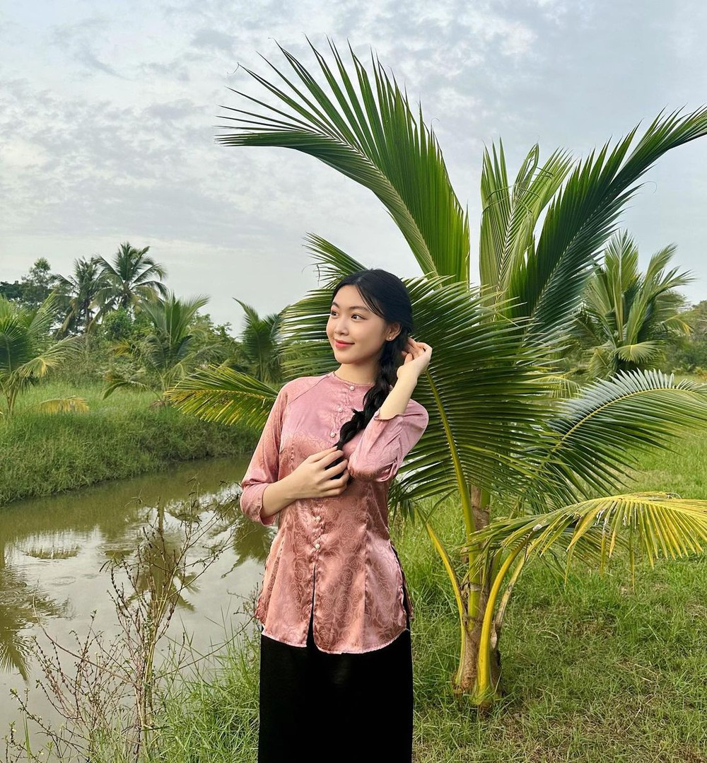  Ái nữ nhà MC Quyền Linh mặc áo bà ba, khoe nhan sắc đẹp không tì vết - Ảnh 2.