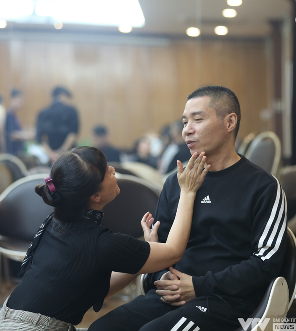  Con gái Công Lý và con trai Vân Dung hào hứng xem bố mẹ tập Táo quân 2023 - Ảnh 3.