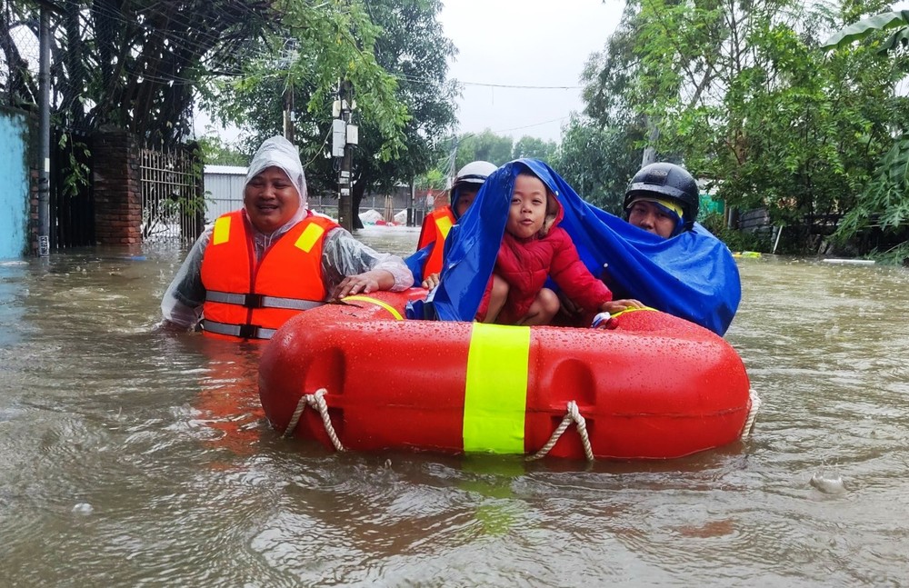 Ở nơi ngập sâu nhất Đà Nẵng: Tôi sợ, năm ngoái trôi hết tài sản rồi, năm nay chắc cũng vậy - Ảnh 4.