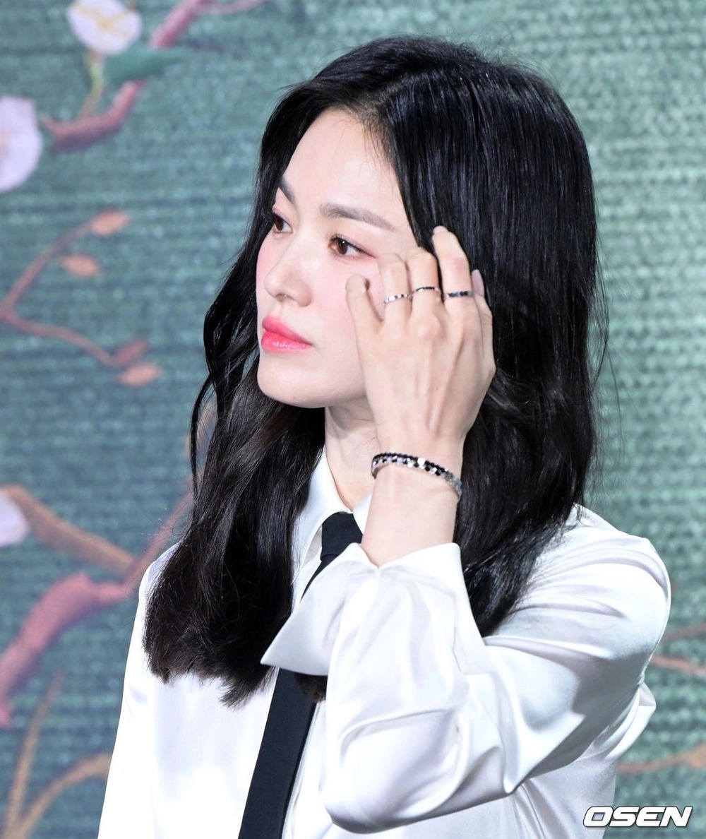  Song Hye Kyo - Song Joong Ki “ăn miếng trả miếng” suốt 2 tháng qua: Sẽ ra sao khi nữ thần vùng lên mạnh mẽ?  - Ảnh 7.