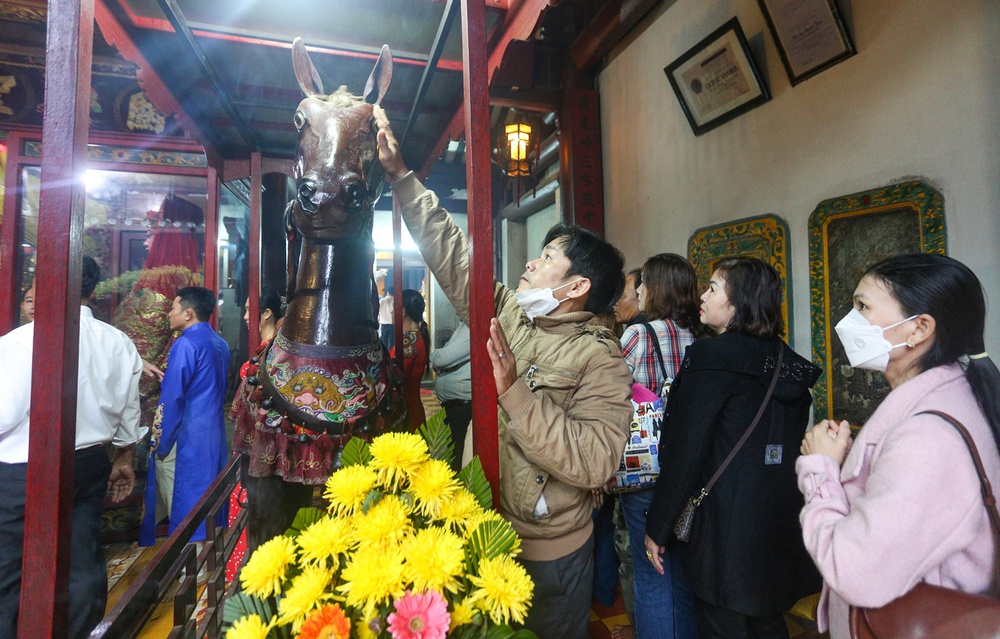 Xếp hàng dài từ 2 giờ sáng xin lộc, sờ tượng ngựa cầu may ngày Tết Nguyên tiêu - Ảnh 11.