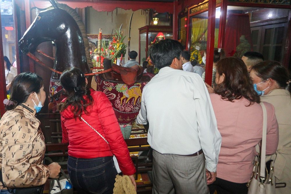 Xếp hàng dài từ 2 giờ sáng xin lộc, sờ tượng ngựa cầu may ngày Tết Nguyên tiêu - Ảnh 10.