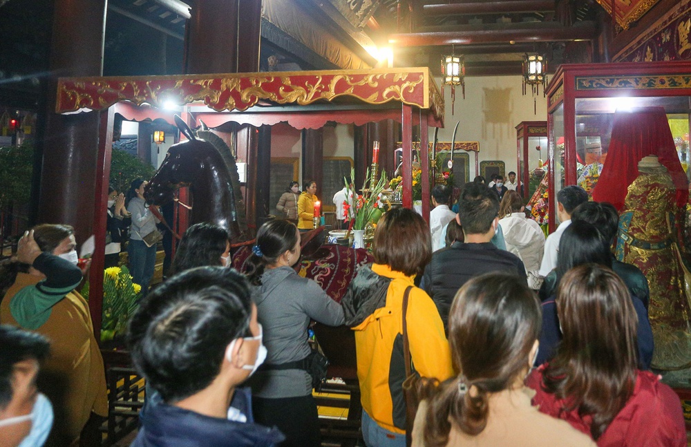 Xếp hàng dài từ 2 giờ sáng xin lộc, sờ tượng ngựa cầu may ngày Tết Nguyên tiêu - Ảnh 9.