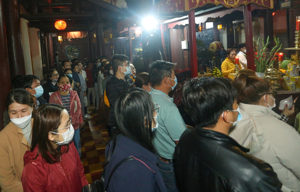 Xếp hàng dài từ 2 giờ sáng xin lộc, sờ tượng ngựa cầu may ngày Tết Nguyên tiêu - Ảnh 4.