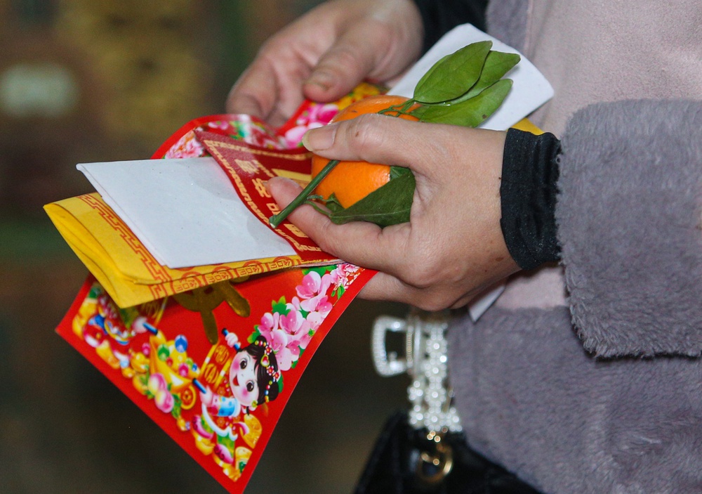 Xếp hàng dài từ 2 giờ sáng xin lộc, sờ tượng ngựa cầu may ngày Tết Nguyên tiêu - Ảnh 17.