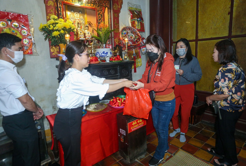 Xếp hàng dài từ 2 giờ sáng xin lộc, sờ tượng ngựa cầu may ngày Tết Nguyên tiêu - Ảnh 16.