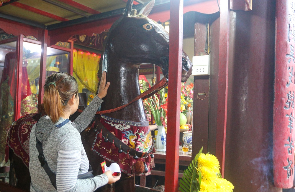Xếp hàng dài từ 2 giờ sáng xin lộc, sờ tượng ngựa cầu may ngày Tết Nguyên tiêu - Ảnh 15.
