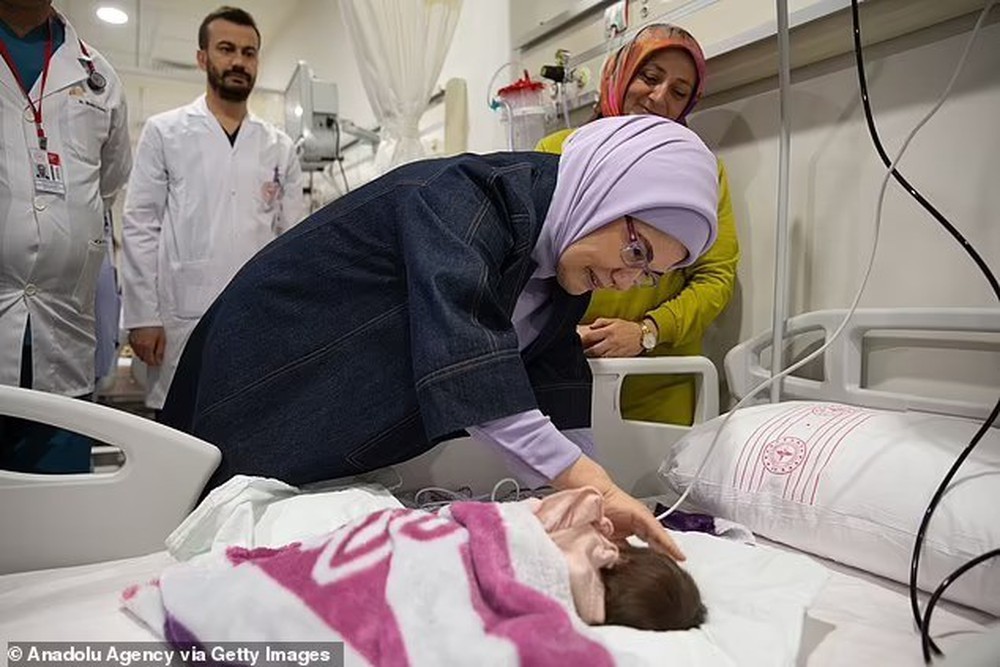 Động đất Thổ Nhĩ Kỳ: 16 bé sơ sinh bơ vơ được đưa đến thủ đô bằng chuyên cơ của Tổng thống Erdogan - Ảnh 10.