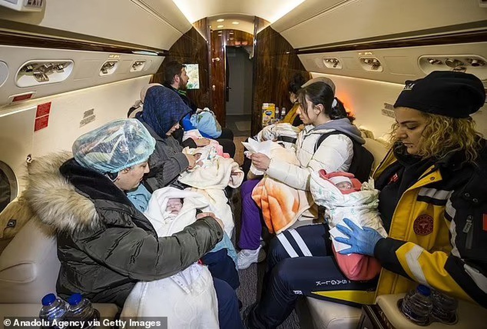 Động đất Thổ Nhĩ Kỳ: 16 bé sơ sinh bơ vơ được đưa đến thủ đô bằng chuyên cơ của Tổng thống Erdogan - Ảnh 3.