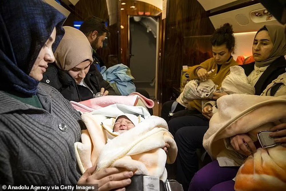 Động đất Thổ Nhĩ Kỳ: 16 bé sơ sinh bơ vơ được đưa đến thủ đô bằng chuyên cơ của Tổng thống Erdogan - Ảnh 4.