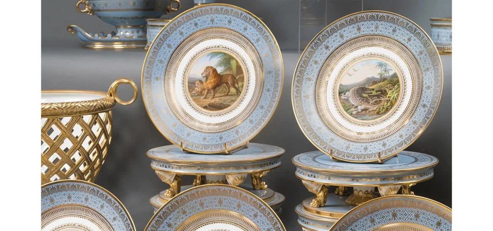 Chiêm ngưỡng bộ bát đĩa tráng miệng dát vàng được đem đi bán đấu giá của Nữ Hoàng Elizabeth II: Trị giá hơn 500.000 USD, mang dấu ấn lịch sử nhân loại có 1-0-2 - Ảnh 2.
