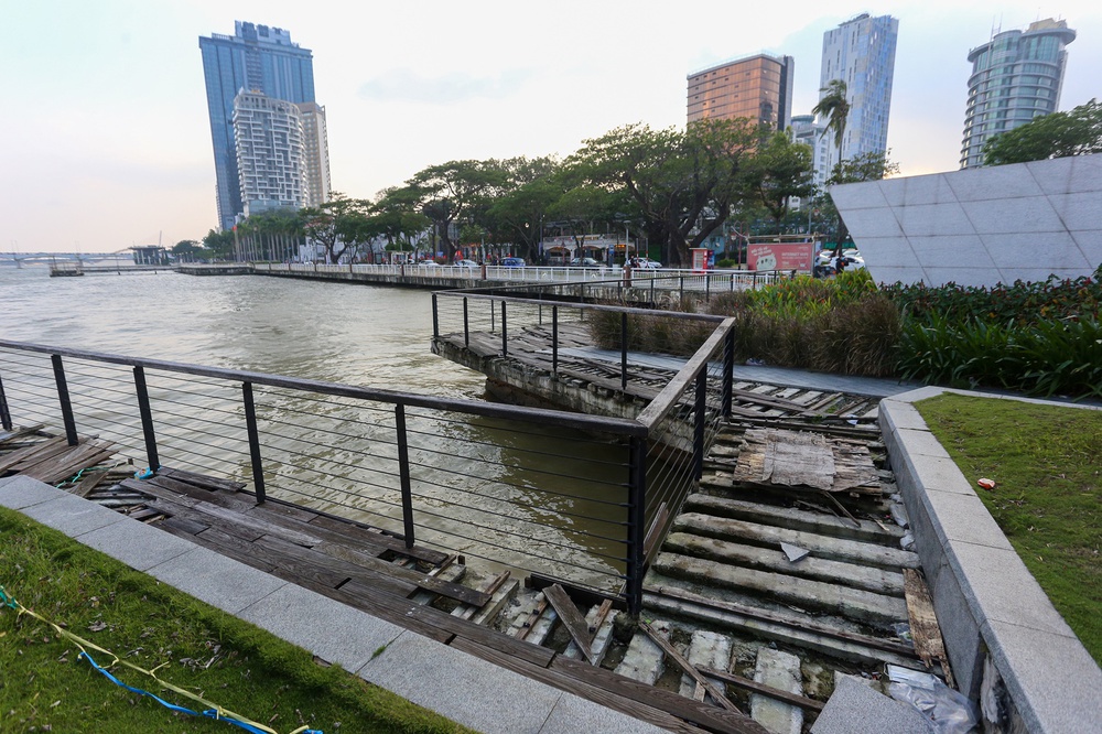 Bờ sông Hàn Đà Nẵng nhếch nhác, ngập ngụa rác thải - Ảnh 4.