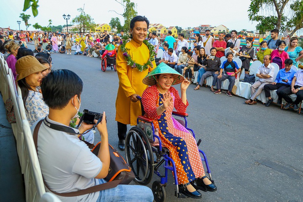 Show áo dài bằng vải vụn do người mẫu khuyết tật trình diễn hưởng ứng Giờ Trái đất tại Hội An - Ảnh 4.