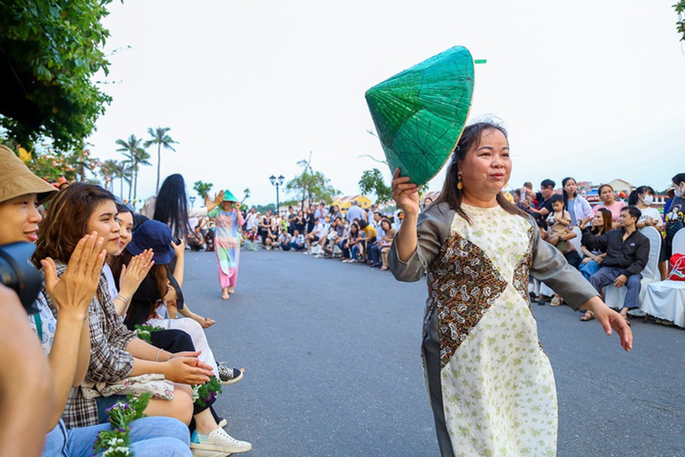 Show áo dài bằng vải vụn do người mẫu khuyết tật trình diễn hưởng ứng Giờ Trái đất tại Hội An - Ảnh 11.