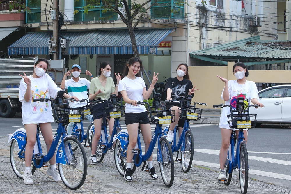 Du khách và giới trẻ thích thú với xe đạp công cộng giá chỉ 5k lần đầu xuất hiện ở Đà Nẵng - Ảnh 4.