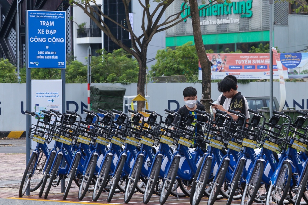 Du khách và giới trẻ thích thú với xe đạp công cộng giá chỉ 5k lần đầu xuất hiện ở Đà Nẵng - Ảnh 1.