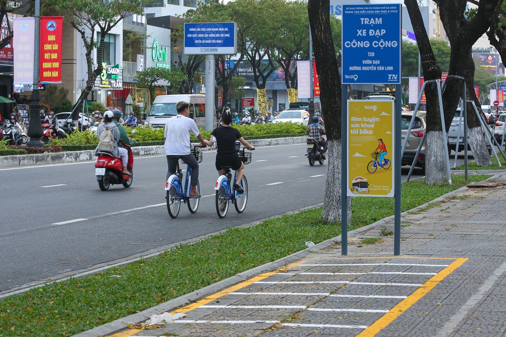 Du khách và giới trẻ thích thú với xe đạp công cộng giá chỉ 5k lần đầu xuất hiện ở Đà Nẵng - Ảnh 12.