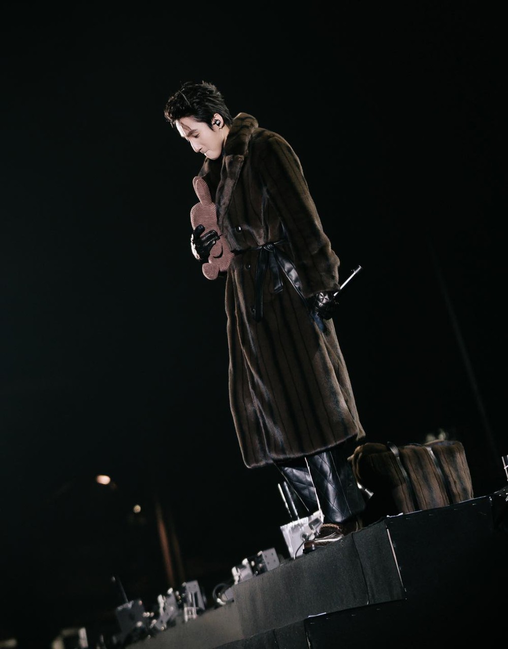 Khoảnh khắc đáng yêu của Sơn Tùng khi mượn đồ của mẹ đi diễn - Ảnh 4.