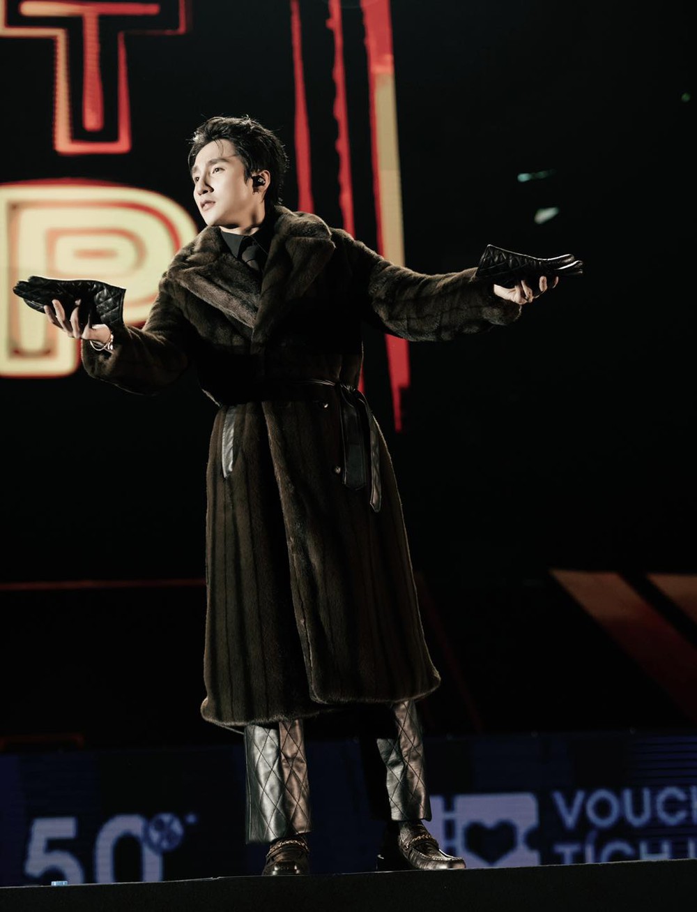 Khoảnh khắc đáng yêu của Sơn Tùng khi mượn đồ của mẹ đi diễn - Ảnh 3.