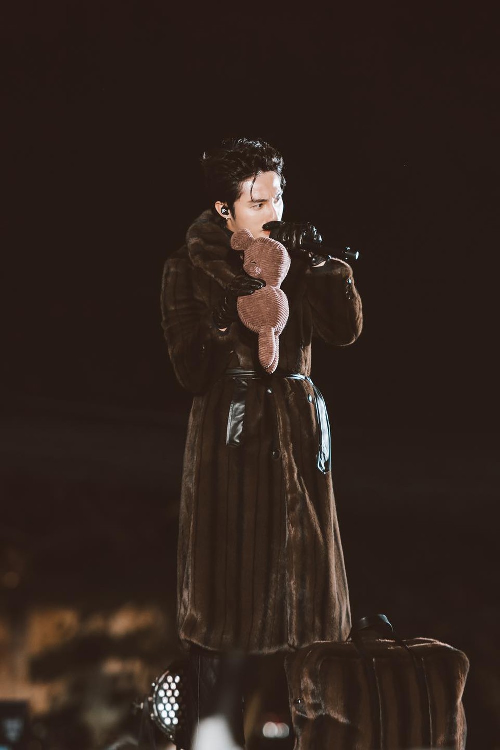 Khoảnh khắc đáng yêu của Sơn Tùng khi mượn đồ của mẹ đi diễn - Ảnh 2.