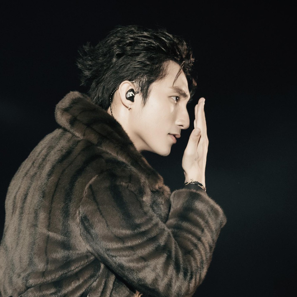 Khoảnh khắc đáng yêu của Sơn Tùng khi mượn đồ của mẹ đi diễn - Ảnh 1.