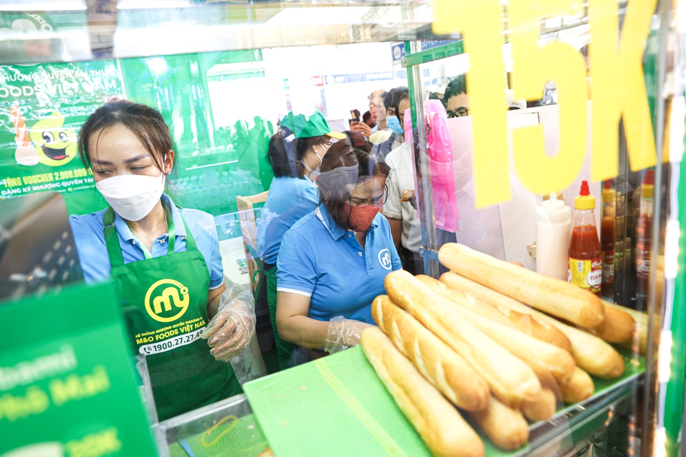 Lễ hội bánh mì lần đầu được tổ chức: Hàng ngàn người đông đúc xếp hàng, hơn trăm gian bánh hấp dẫn tề tựu - Ảnh 11.