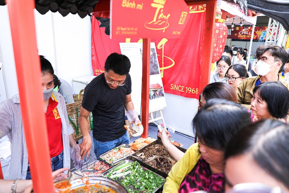 Lễ hội bánh mì lần đầu được tổ chức: Hàng ngàn người đông đúc xếp hàng, hơn trăm gian bánh hấp dẫn tề tựu - Ảnh 10.