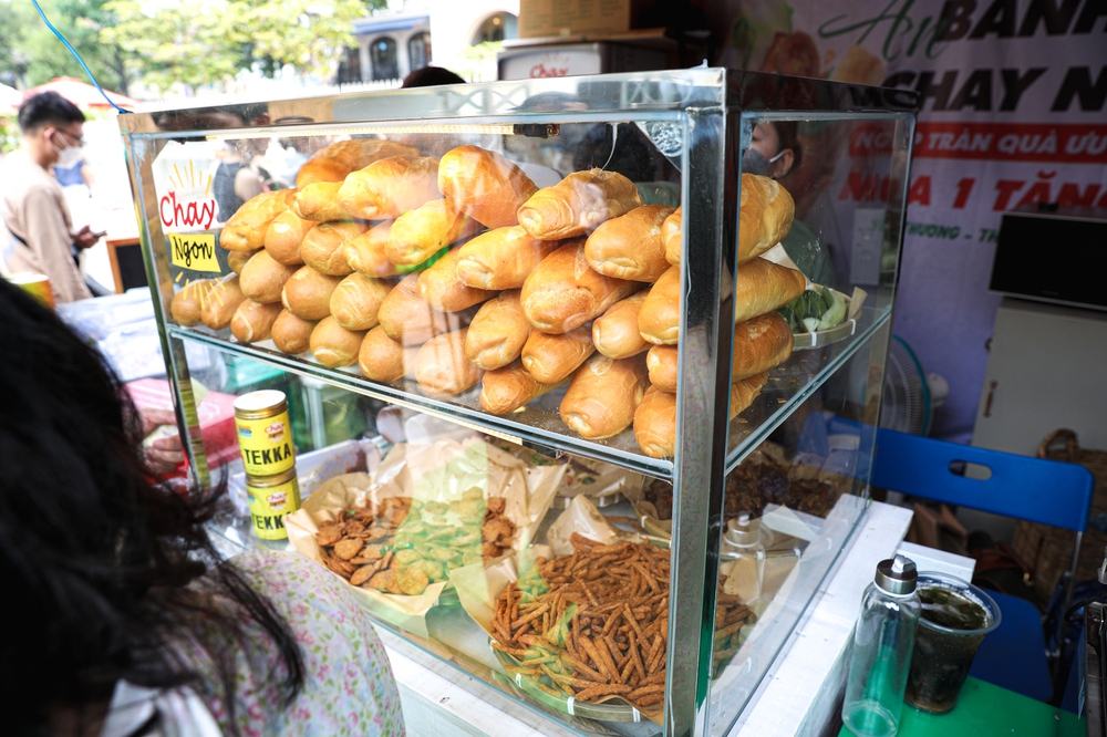 Lễ hội bánh mì lần đầu được tổ chức: Hàng ngàn người đông đúc xếp hàng, hơn trăm gian bánh hấp dẫn tề tựu - Ảnh 9.