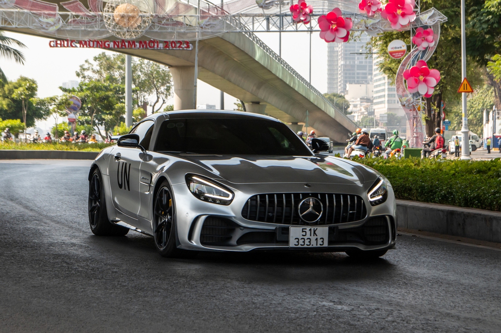 Ông Vũ nói về Mercedes-AMG GT R: Dễ lái trong phố hơn siêu xe, nhưng đầu xe dài nên khó căn khoảng cách - Ảnh 12.