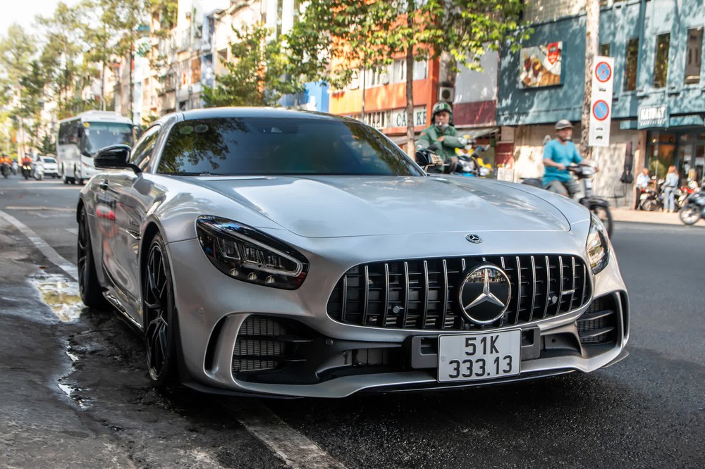 Ông Vũ nói về Mercedes-AMG GT R: Dễ lái trong phố hơn siêu xe, nhưng đầu xe dài nên khó căn khoảng cách - Ảnh 3.