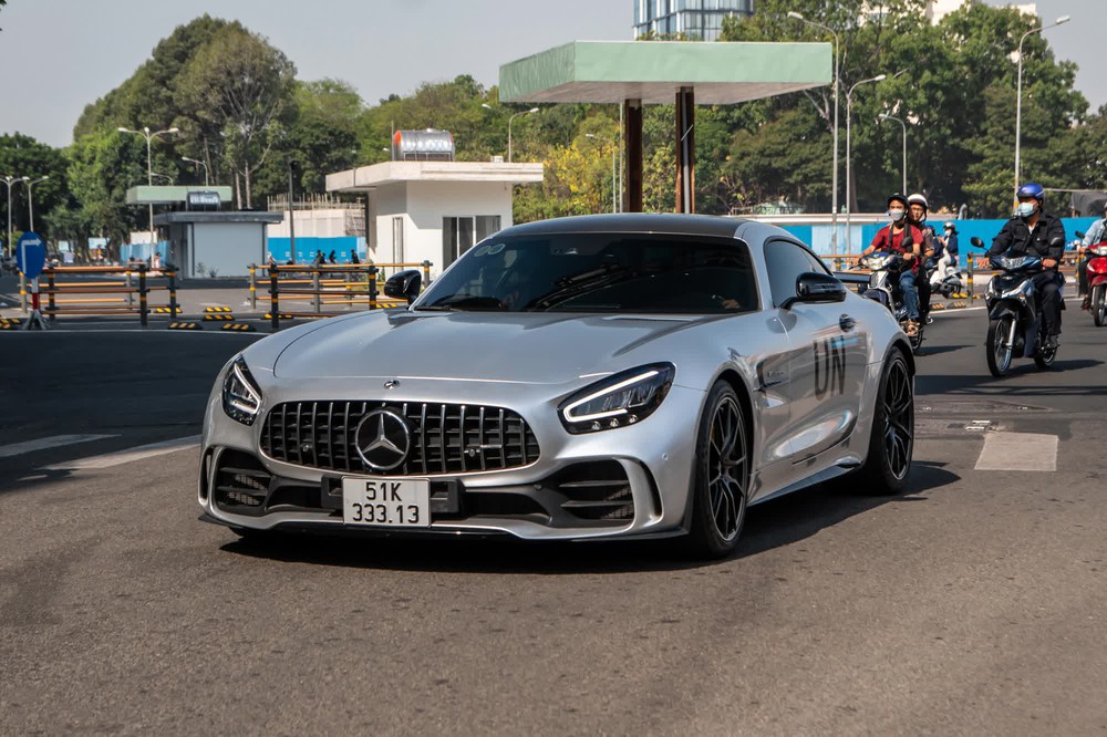 Ông Vũ nói về Mercedes-AMG GT R: Dễ lái trong phố hơn siêu xe, nhưng đầu xe dài nên khó căn khoảng cách - Ảnh 11.