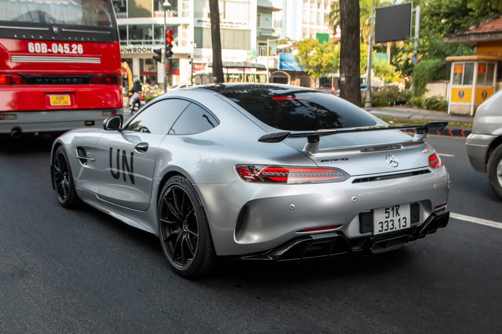 Ông Vũ nói về Mercedes-AMG GT R: Dễ lái trong phố hơn siêu xe, nhưng đầu xe dài nên khó căn khoảng cách - Ảnh 4.