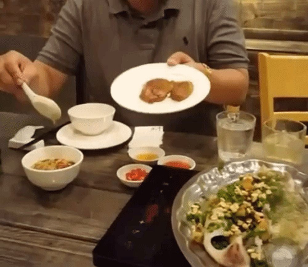  Cực sành món ăn Việt nhưng food blogger người Mỹ vẫn phải e dè trước 1 loại nước chấm đặc biệt  - Ảnh 7.