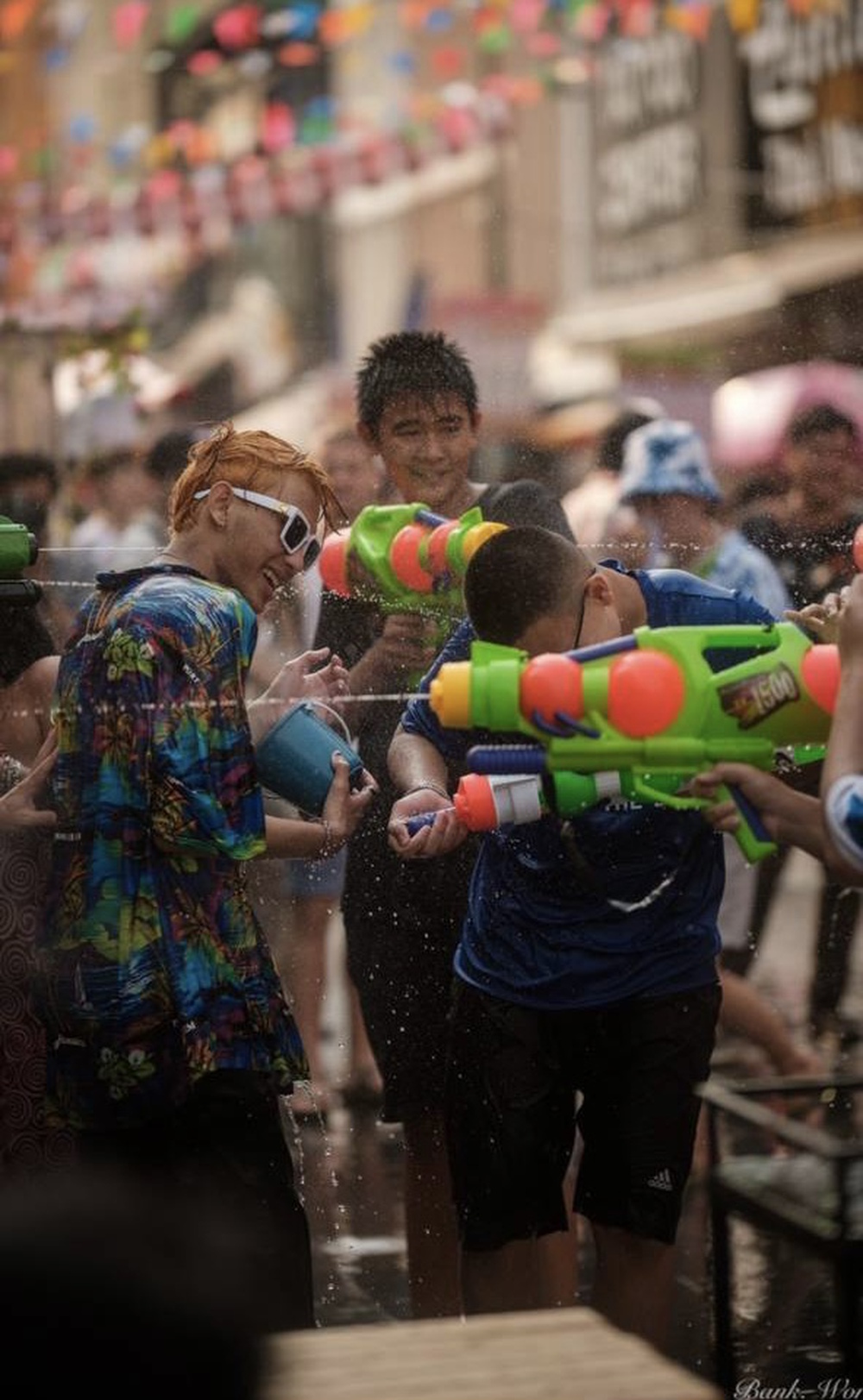 Ngay lúc này: Songkran 2023 chính thức diễn ra, giới trẻ Việt hoà mình cùng hàng ngàn du khách quốc tế tại Bangkok - Ảnh 8.