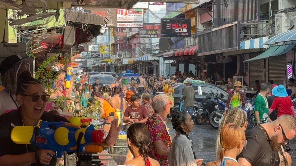 Ngay lúc này: Songkran 2023 chính thức diễn ra, giới trẻ Việt hoà mình cùng hàng ngàn du khách quốc tế tại Bangkok - Ảnh 6.