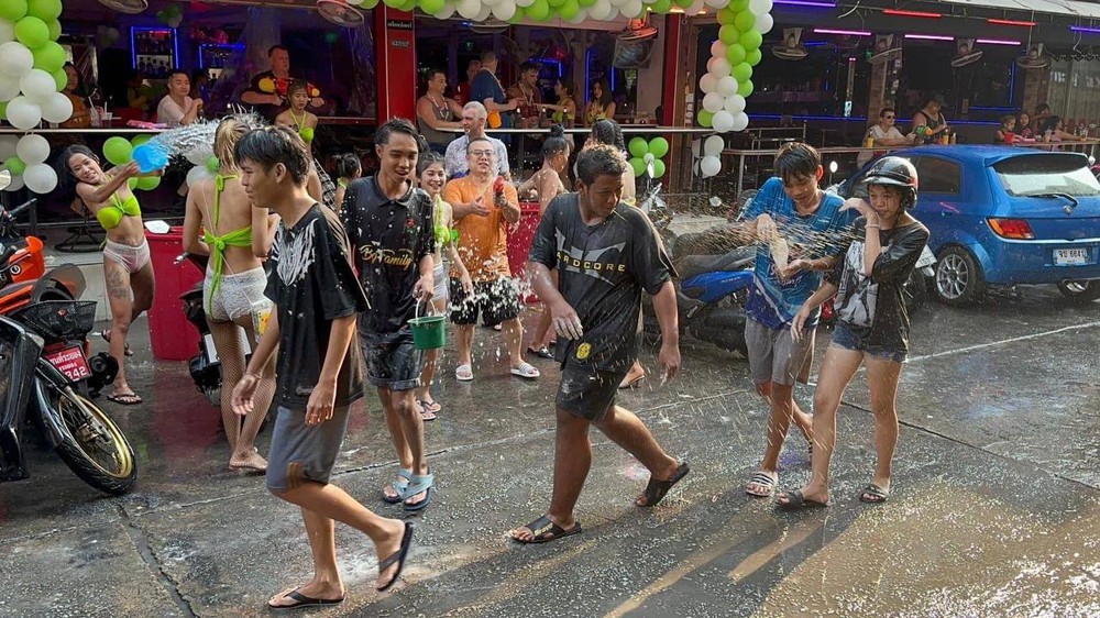 Ngay lúc này: Songkran 2023 chính thức diễn ra, giới trẻ Việt hoà mình cùng hàng ngàn du khách quốc tế tại Bangkok - Ảnh 5.