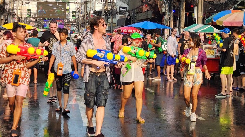Ngay lúc này: Songkran 2023 chính thức diễn ra, giới trẻ Việt hoà mình cùng hàng ngàn du khách quốc tế tại Bangkok - Ảnh 2.
