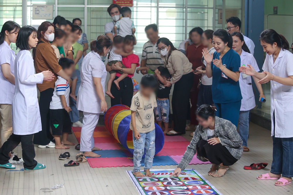 Phía sau ngày hội đặc biệt cho trẻ tự kỷ ở Đà Nẵng: “Nghe con nói được vài tiếng, vợ chồng tôi hạnh phúc lắm…” - Ảnh 3.