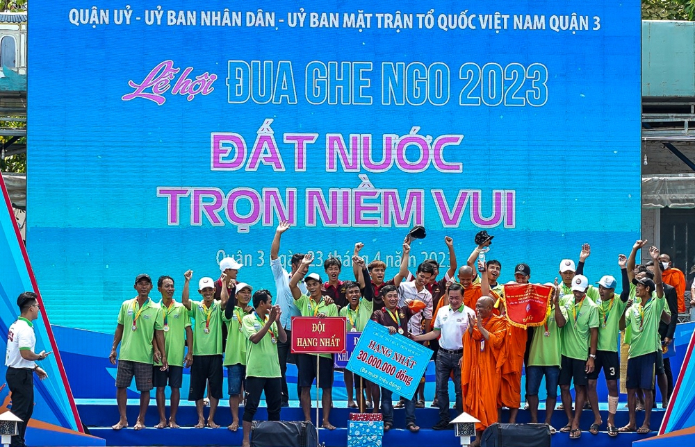 Người dân đứng kín kênh Nhiêu Lộc cổ vũ đua ghe Ngo lần đầu diễn ra ở TP.HCM - Ảnh 15. Người dân đứng kín kênh Nhiêu Lộc cổ vũ đua ghe Ngo lần đầu diễn ra ở TP.HCM - Ảnh 15.