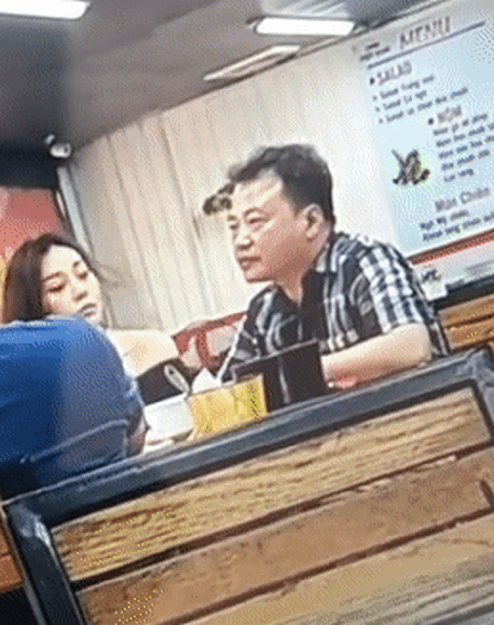  Shark Bình - Phương Oanh lại bị lan truyền clip quay lén, netizen lên tiếng: “Đi ăn cũng không yên”  - Ảnh 2.