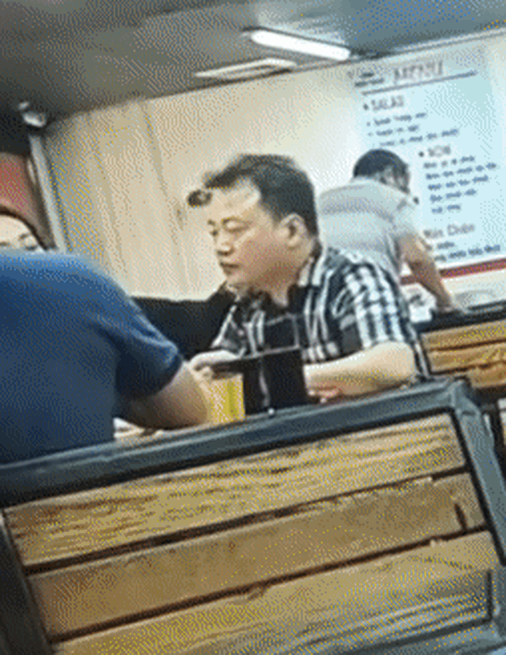  Shark Bình - Phương Oanh lại bị lan truyền clip quay lén, netizen lên tiếng: “Đi ăn cũng không yên”  - Ảnh 1.