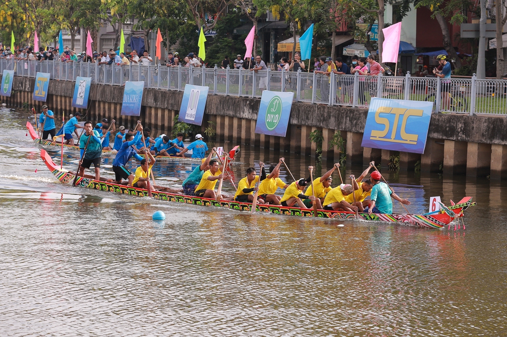 Người dân đứng kín kênh Nhiêu Lộc cổ vũ đua ghe Ngo lần đầu diễn ra ở TP.HCM - Ảnh 9.