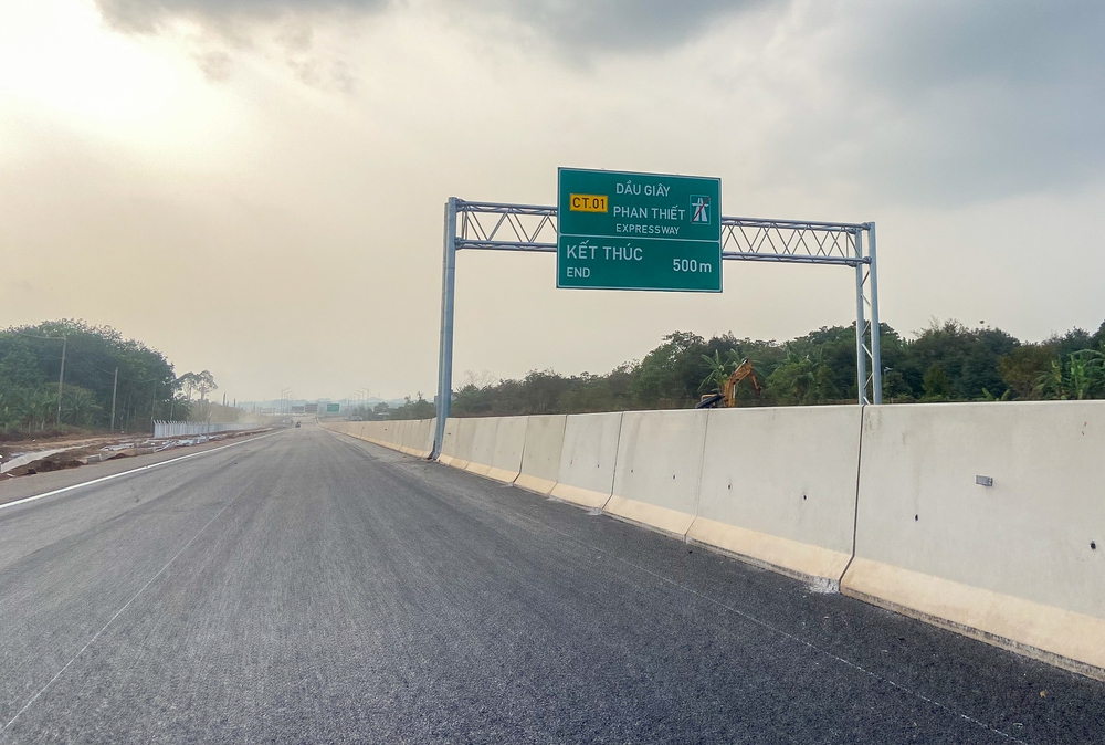 Diện mạo cao tốc nối TP.HCM với Phan Thiết hơn 2 giờ di chuyển trước ngày thông xe - Ảnh 11. Diện mạo cao tốc nối TP.HCM với Phan Thiết hơn 2 giờ di chuyển trước ngày thông xe - Ảnh 11.