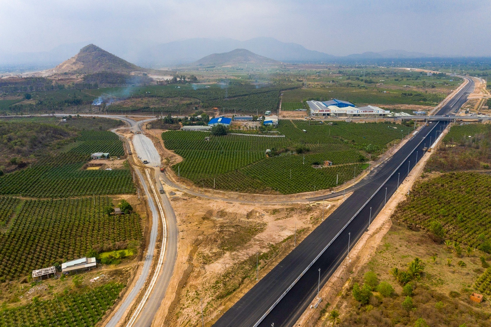 Diện mạo cao tốc nối TP.HCM với Phan Thiết hơn 2 giờ di chuyển trước ngày thông xe - Ảnh 4. Diện mạo cao tốc nối TP.HCM với Phan Thiết hơn 2 giờ di chuyển trước ngày thông xe - Ảnh 4.