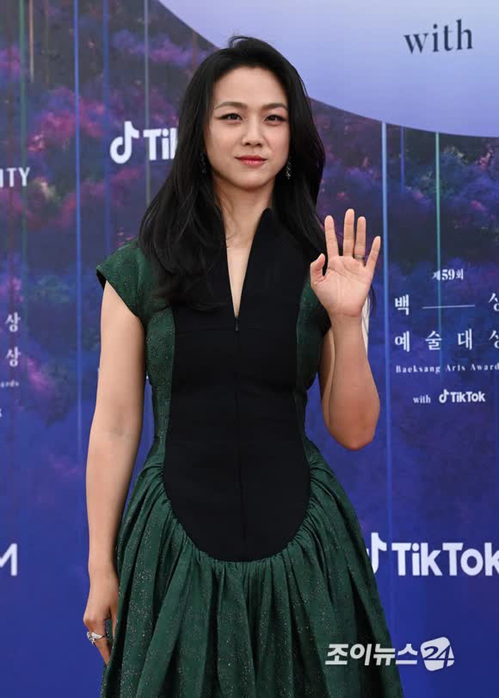 Thảm đỏ Baeksang lần thứ 59: Song Hye Kyo khoe nhan sắc chuẩn nữ thần, hội ngộ tình cũ Lee Byung Hun - Ảnh 6.