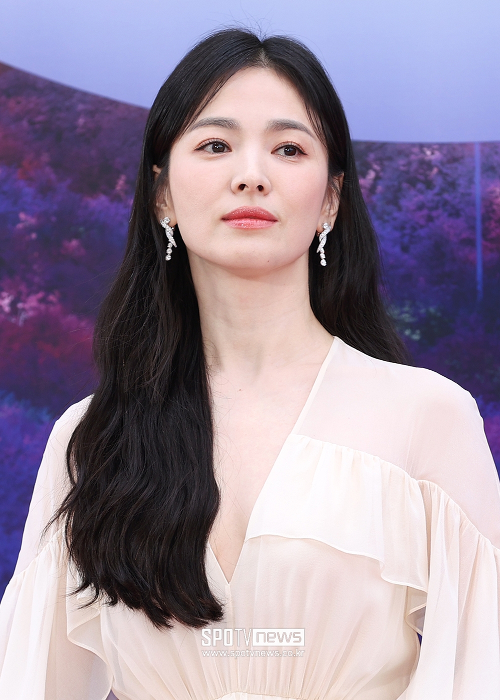 Thảm đỏ Baeksang lần thứ 59: Song Hye Kyo khoe nhan sắc chuẩn nữ thần, hội ngộ tình cũ Lee Byung Hun - Ảnh 2.