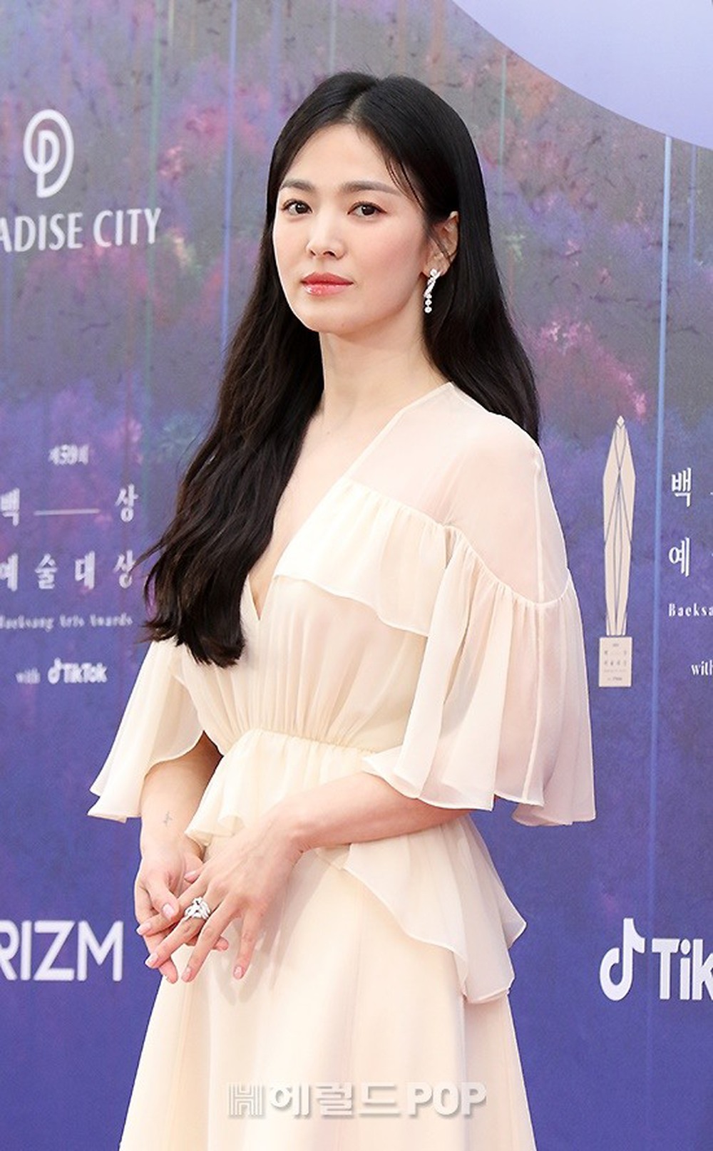Thảm đỏ Baeksang lần thứ 59: Song Hye Kyo khoe nhan sắc chuẩn nữ thần, hội ngộ tình cũ Lee Byung Hun - Ảnh 1.