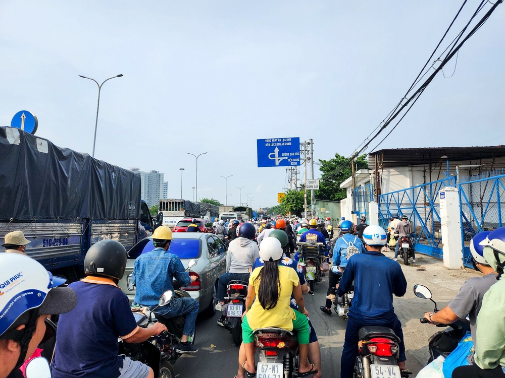 Cửa ngõ Đông và Tây TP.HCM đều tắc nghẽn ngày đầu nghỉ Lễ, người dân được phát nước miễn phí - Ảnh 16.